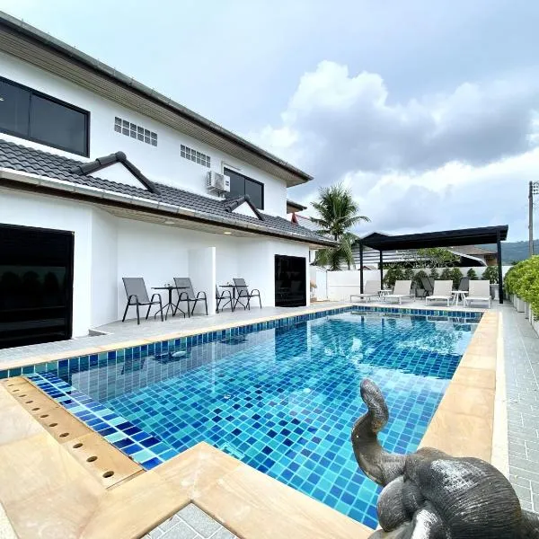 Chonlada Holiday Home - 2 BR Pool Access Bungalow - Kamala Beach, hotel in Kamala Beach