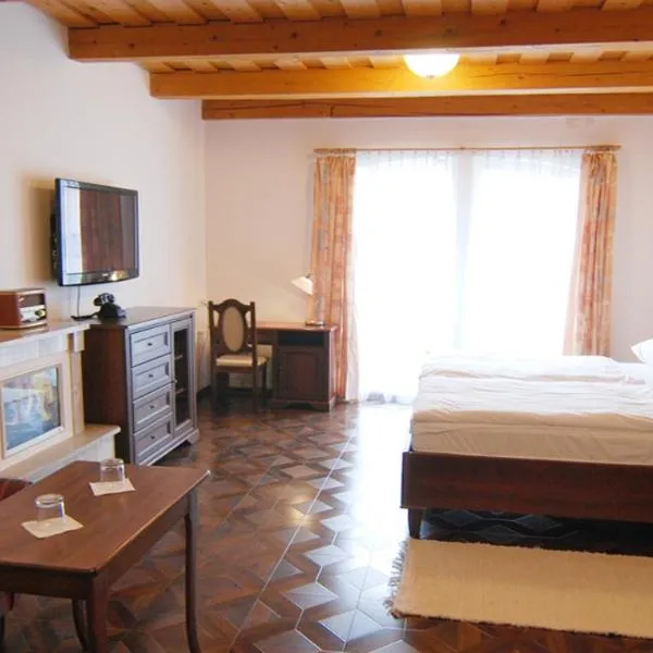 Hotel SHEYLYS, hotel v Trnave