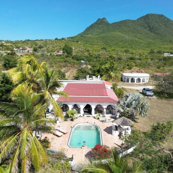 The Beach House and 2 appartments for full or separate rental, all with pool and private beach, hotel v Oranjestadu