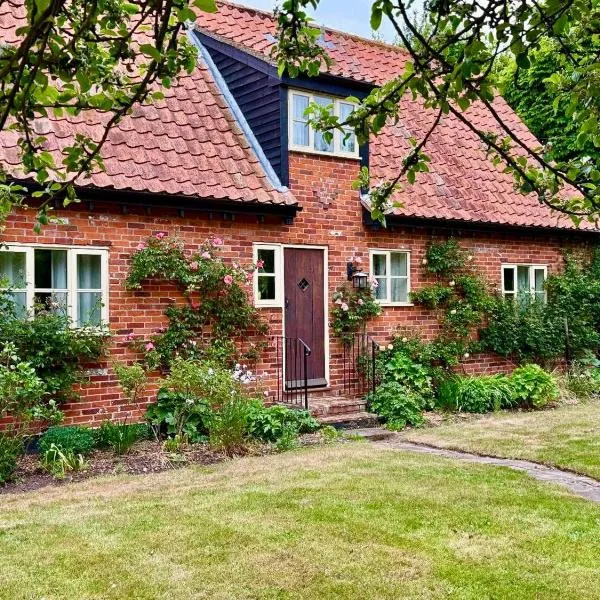 Locks Lane Cottage، فندق في Geldeston
