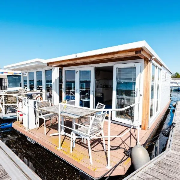Floating Holiday Home - 15 mins to AMS, hotell i Vinkeveen