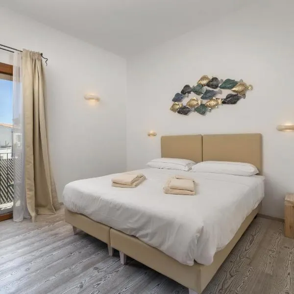 The Square Rooms and Suites, hotel v destinaci Cannigione