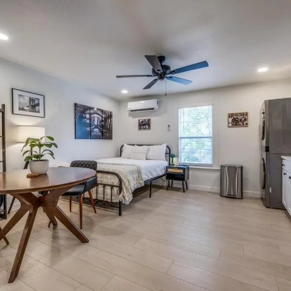 The Vanderbilt Mansion Apt 12 Near Downtown & TWU, hotel v mestu Denton