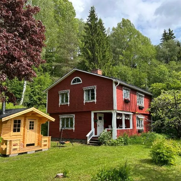 Charmig villa med bastu och snabbt wifi, hotel v destinaci Långav