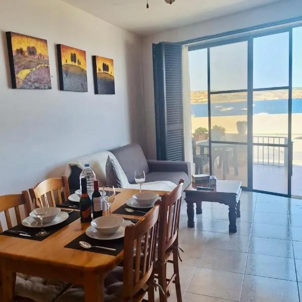Seafront Maisonette Ocean Views & Terrace, hotel v destinaci Mellieħa