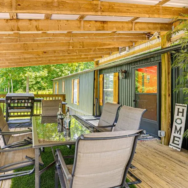 Nancy Cabin with Fire Pit Near Lake Cumberland!, hotel en Nancy