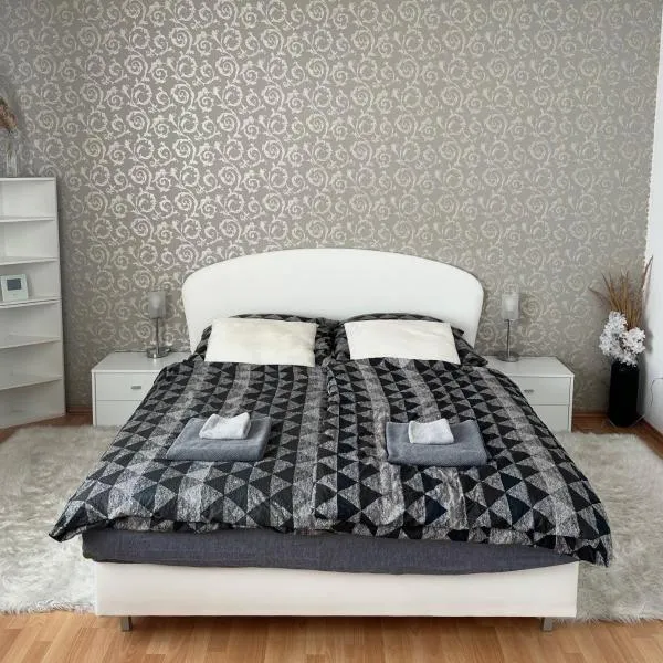 Cozy apartment near hockey & football arena – hotel w mieście Trnávka