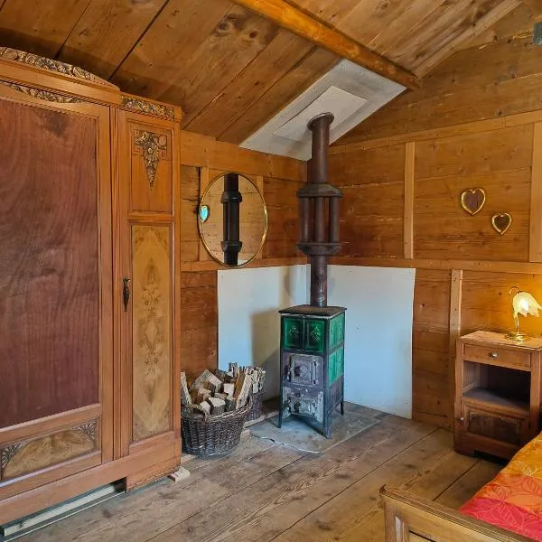 La cabane qui grince, hotel in Les Bois