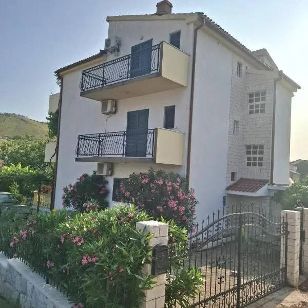 Apartments Dalmatia, hotel v destinaci Grebaštica