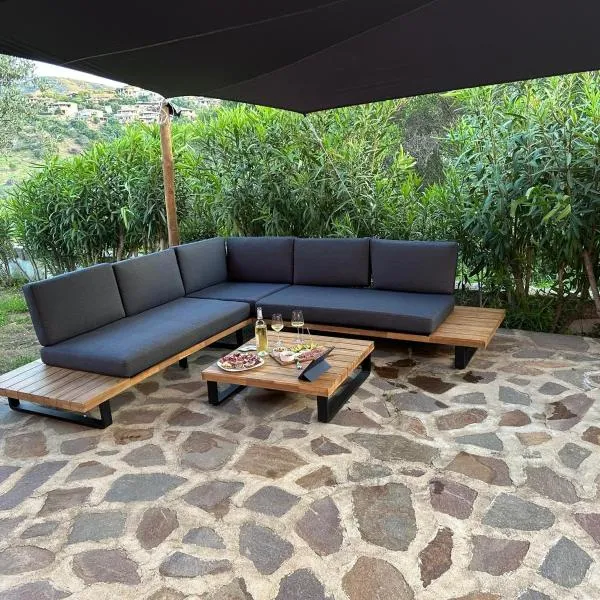 Villa con giardino e spettacolare vista mare a Porto San Paolo, hotel a Porto San Paolo