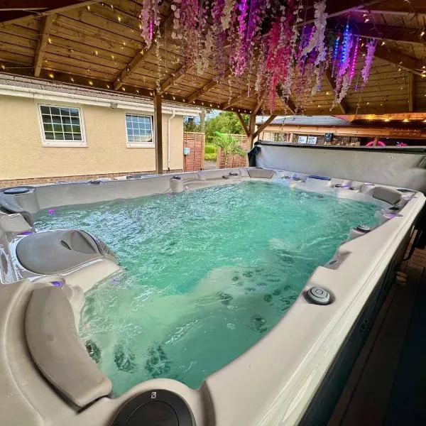 FINN VILLAGE "Mountain View Cottage" Private Garden, 9-seater HOT TUB, Firepit & Pizza Stove, hotell sihtkohas Drymen