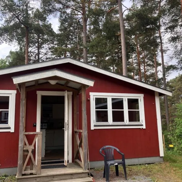Bredsands camping och bad- Bredsandsstugor, hotel v destinaci Enköping