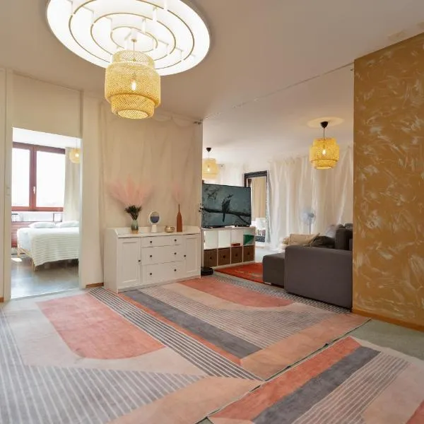 Penthouse Rooftop Loft, 190sq, Panorama View, 1min to Main Station- 5min to City, hotel v Basileji