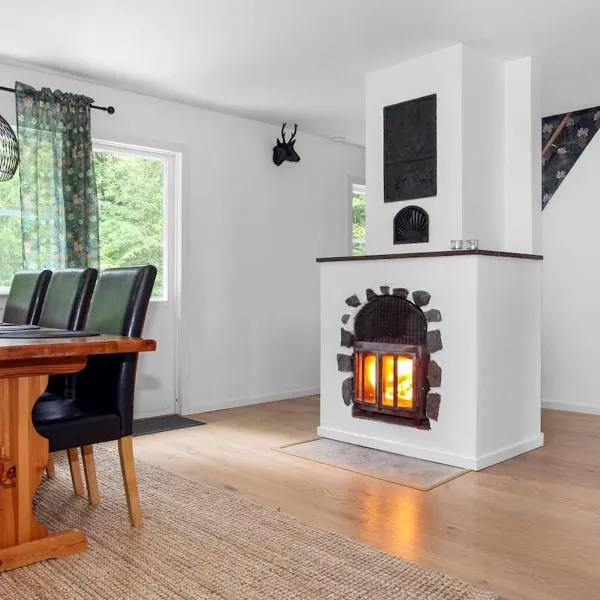 Peaceful cabin with fireplace in the middle of nature, hotel in Höör