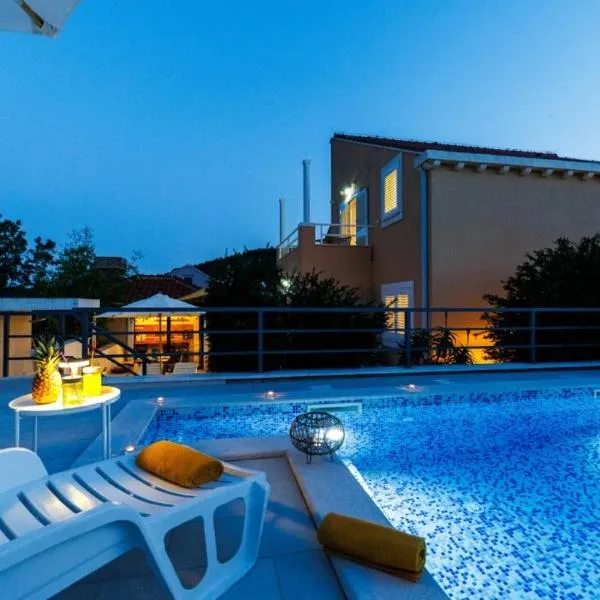 Villa "Amber" luxury apartments with a Pool, hotel v destinaci Mlini