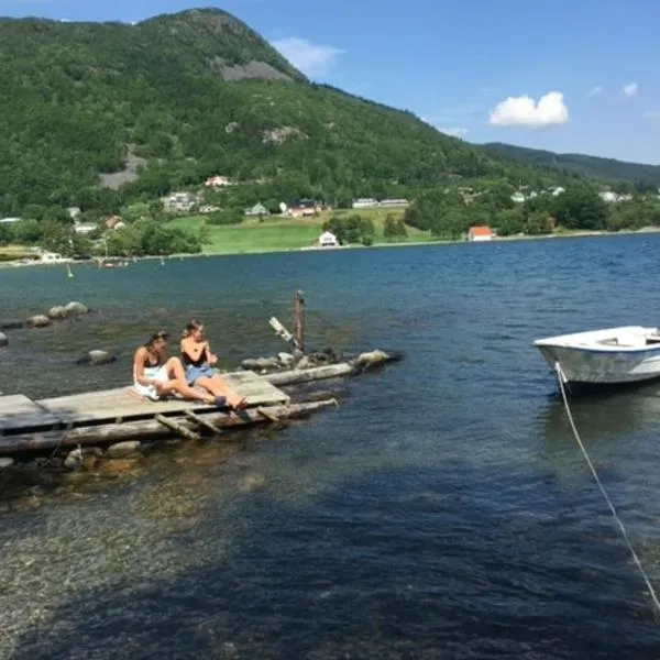 Hus med båt på Jørpeland, nærhet til strand og Pulpit Rock, hotel in Strand
