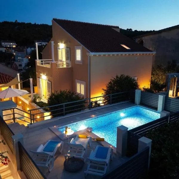 Villa "Amber" luxury apartments with a Pool, hotel v Mlini