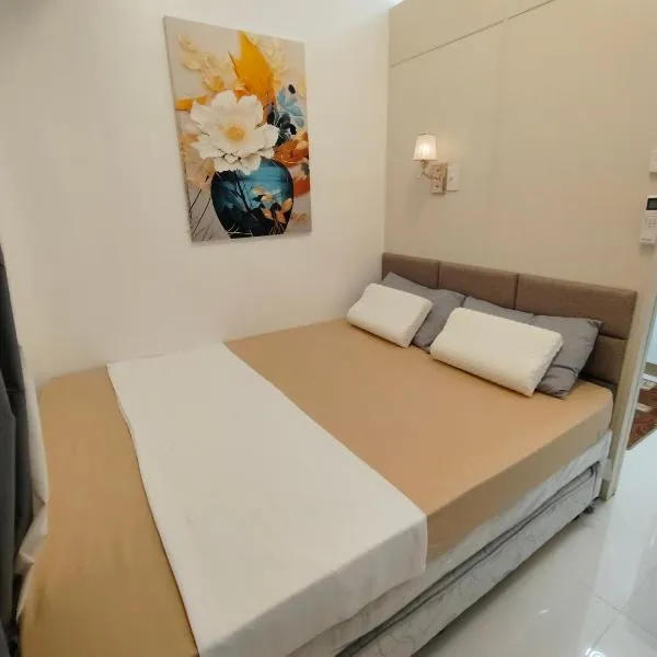 Paradise Staycation at South, hotel u Manili