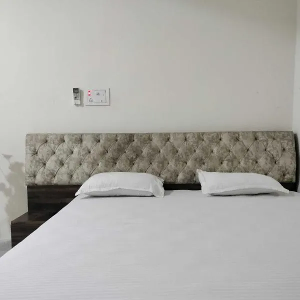 Hotel O Darpan And Marriage Hall, hotel v destinaci Nagri