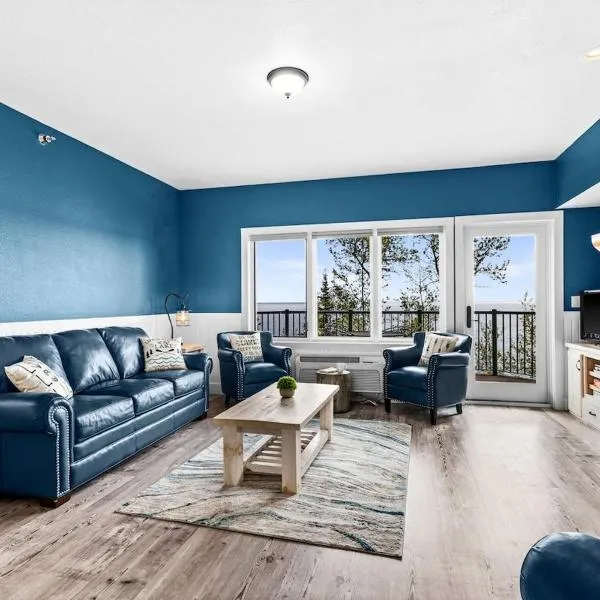 Breathtaking Lake Views 1BR King Suite, Kitchen & Heated Pools, hotel u gradu 'Two Harbors'