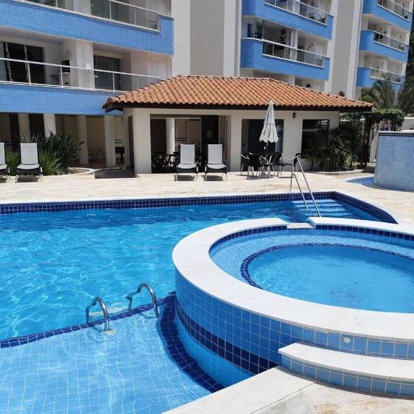 Apartamento na Enseada com ar, churrasqueira, piscina e a 80m da praia!