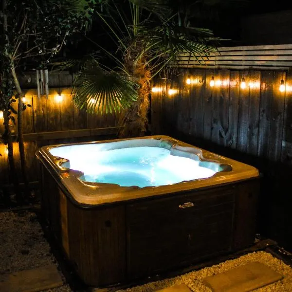 Beautiful home with short stroll to Havelock Village, khách sạn ở Havelock North