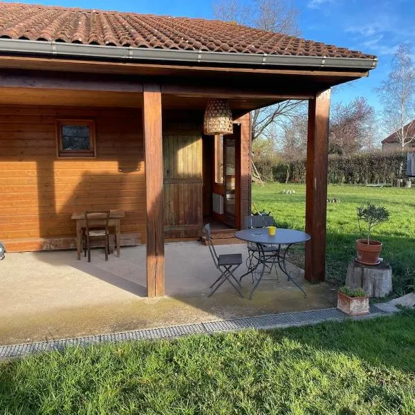 Petite maisonnette dans les près, hotel en Villerest