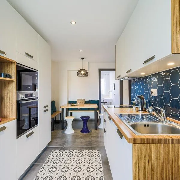 La coloc' Smart & Cosy - 4 chambres différentes et privatives sont disponible dans ce T4 de 80m2 en colocation - Jusqu'à 2 personnes par chambre - 1 lit double par chambre, hotel in Grenoble