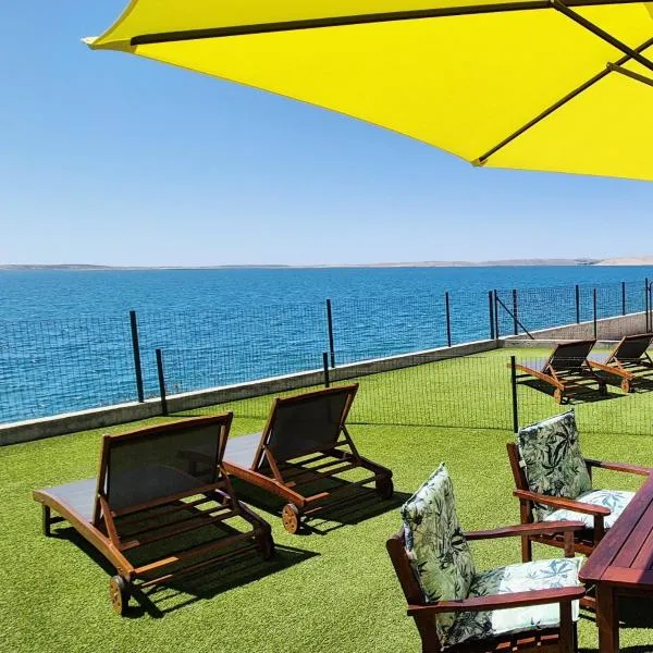 Apartments Nicolas - Beach & Sea 10m away - Amazing sea view!, hotel v destinaci Rtina