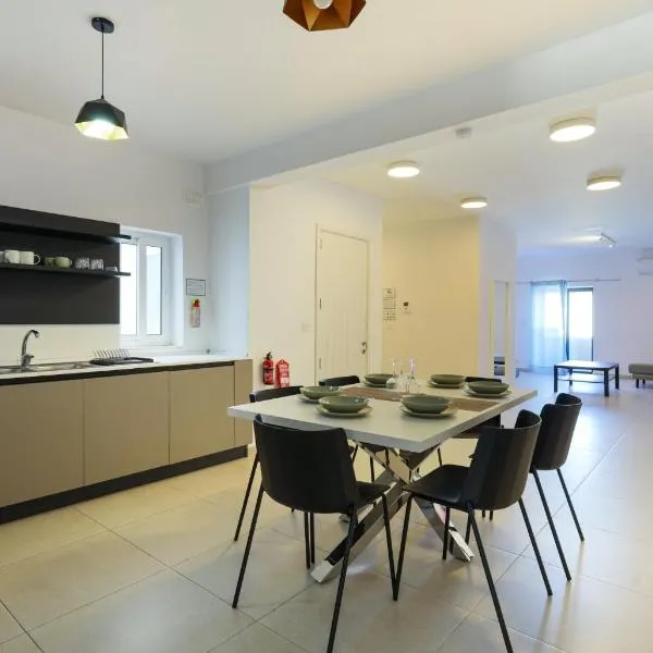 Spacious & Central 3BD Apartment with Front Balcony - Close to Sliema, St Julians, Valletta, hotel en Pembroke