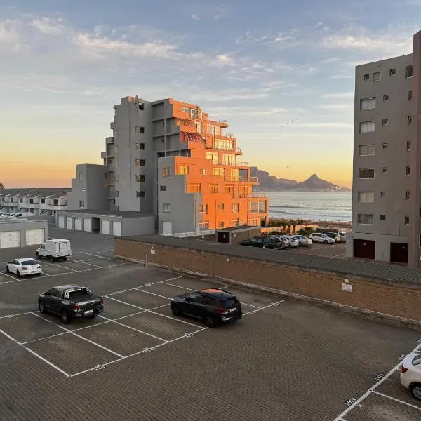 SeeHUYS Boutique Bloubergstrand Beachfront Studio, hotel in Cape Town