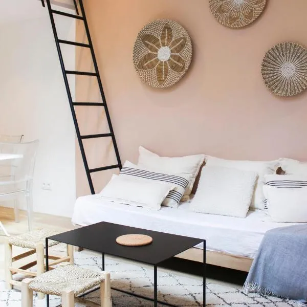 Charming house in Montreuil with terrace, hotel a Montreuil