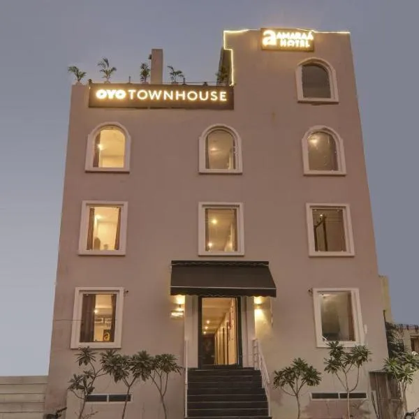 Super Townhouse Amaraa Hotel Near Phoenix Palassio, hotel v destinaci Nalmatha