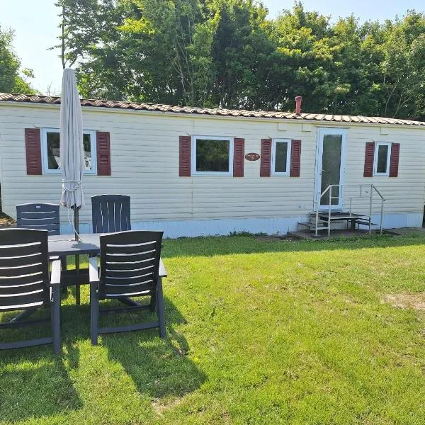 Gezellige Stacaravan nr 7 op Mini-Camping Klaproosje 4 personen, hotel in Aagtekerke