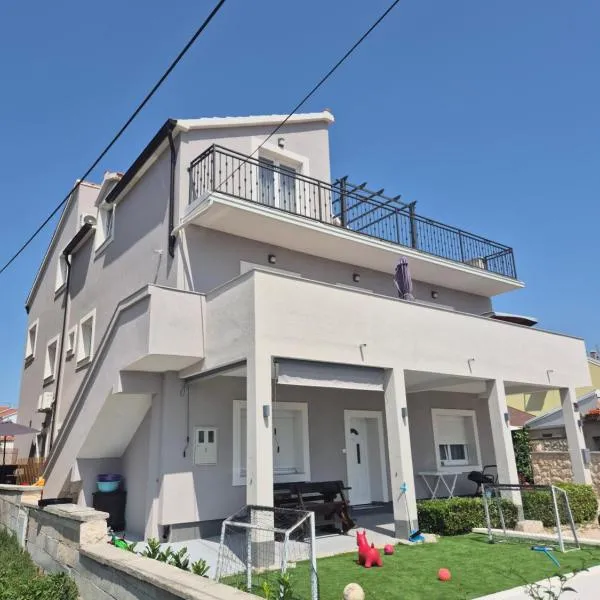 Apartments Tonći, hotel a Tribunj (Trebocconi)