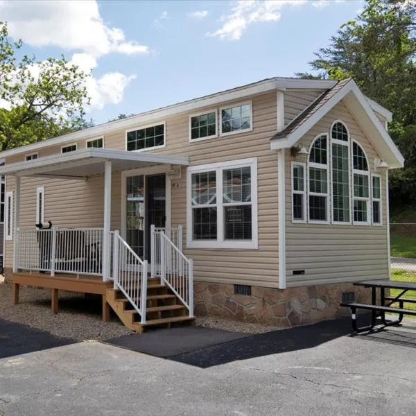 1BR Model Home with Loft, hotel in Pigeon Forge