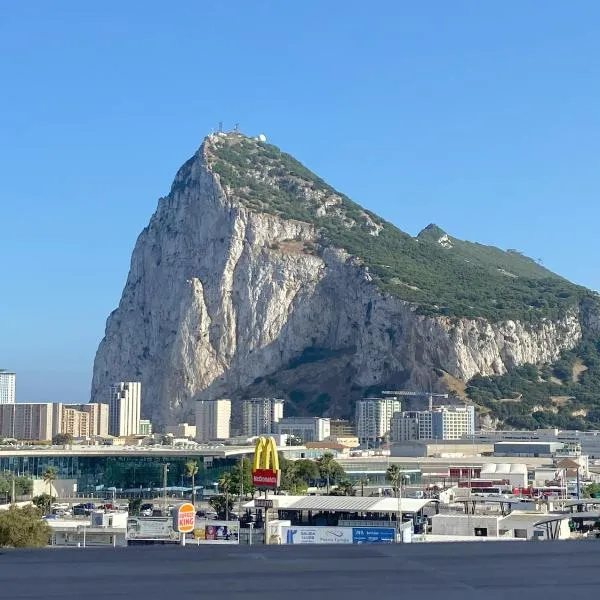THE ROCK VIEWS APARTMENTS 1 min walking to Gibraltar, hotel in La Línea de la Concepción