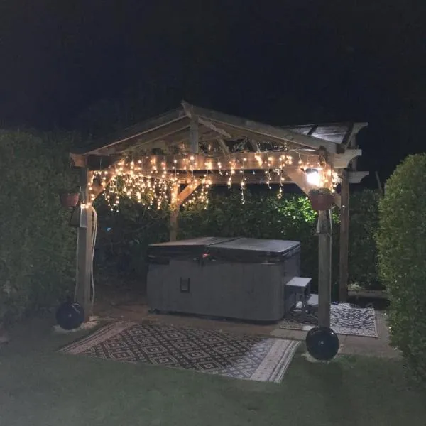 Annexe in lymington with private use of hot tub, Hotel in Everton