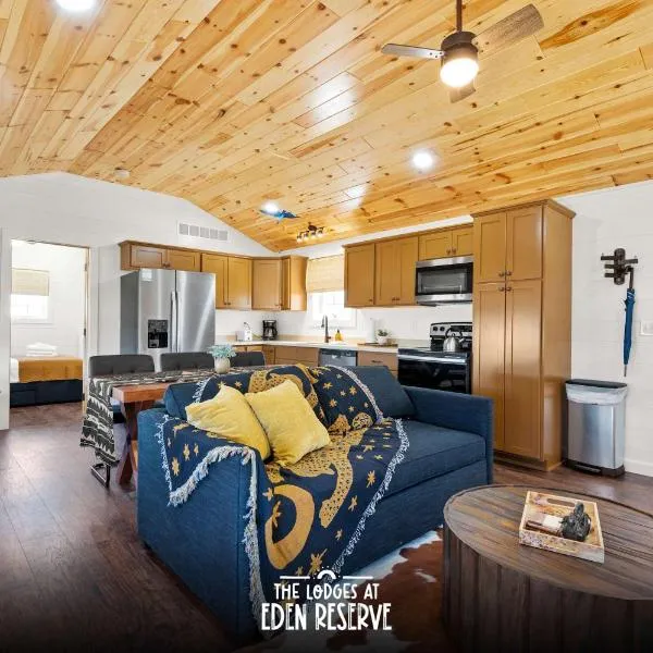 The Lodges at Eden Reserve - Pet Friendly Cabins Near Ark, khách sạn ở Williamstown