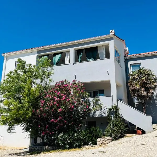Apartmani Summer, hotel in Kolan