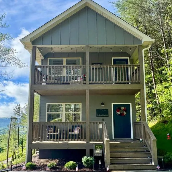 Ideal Location and Mountain Views Chattanooga Home!, hotel in Chattanooga