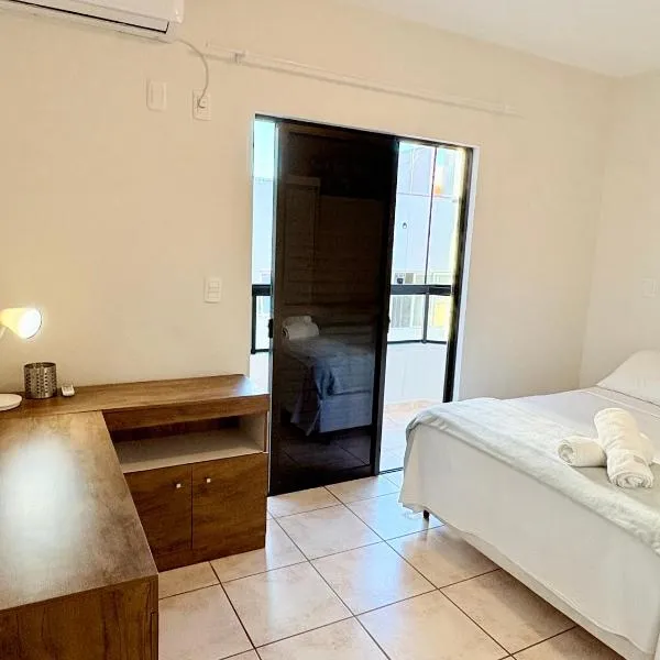 Sua casa na praia em Laguna, a 100m do Mar, hotel u gradu 'Laguna'