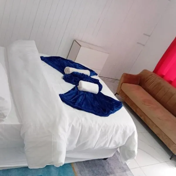 PEACEFUL SLEEP lodge, hotel in Goodwood