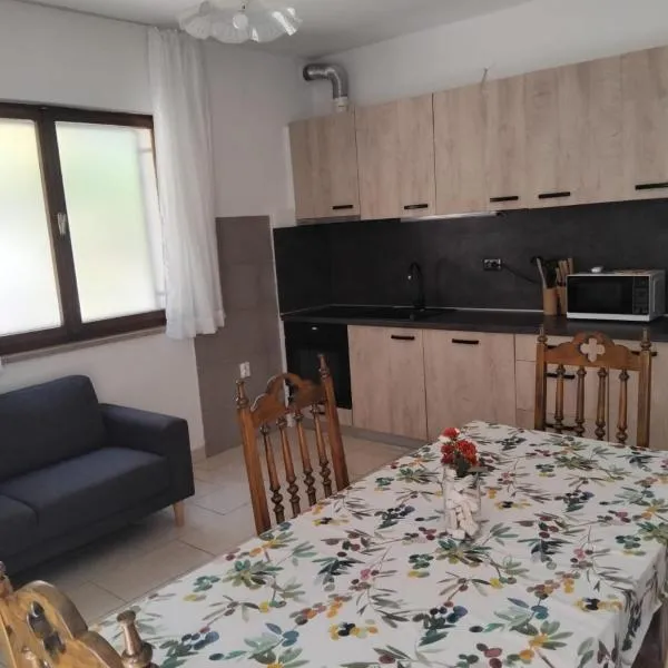 Apartment Miki, hotelli kohteessa Pučišća