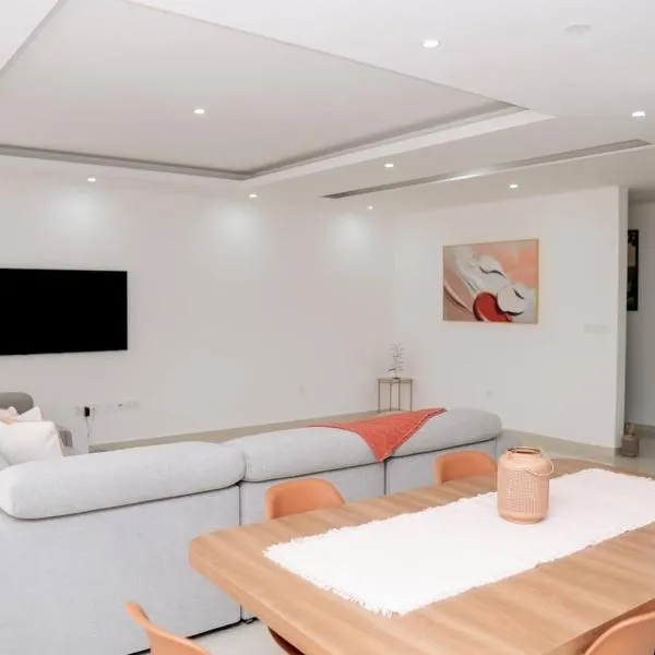 Spacious 3-Bedroom Apt Near Kebra Kanela Beach, hotel di Praia