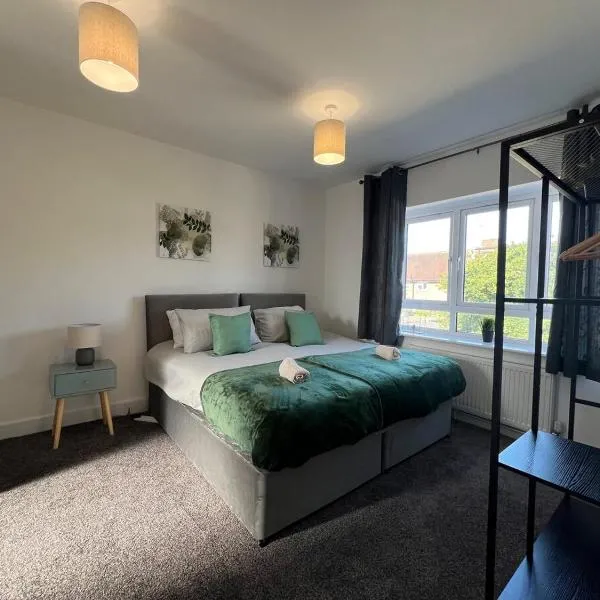 Perfect Contractor house-3 free parking space-EV charging-Secure-Quiet-Modern, ξενοδοχείο σε Cheshunt