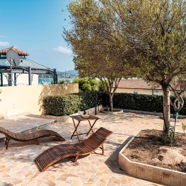 Casa Olivia - Casa indipendente nel centro di Cannigione a 3 minuti a piedi dal lungomare, 5 minuti a piedi dalla spiaggia più vicina e vicinissima alle spiagge più belle della Costa Smeralda, hotelli kohteessa Cannigione