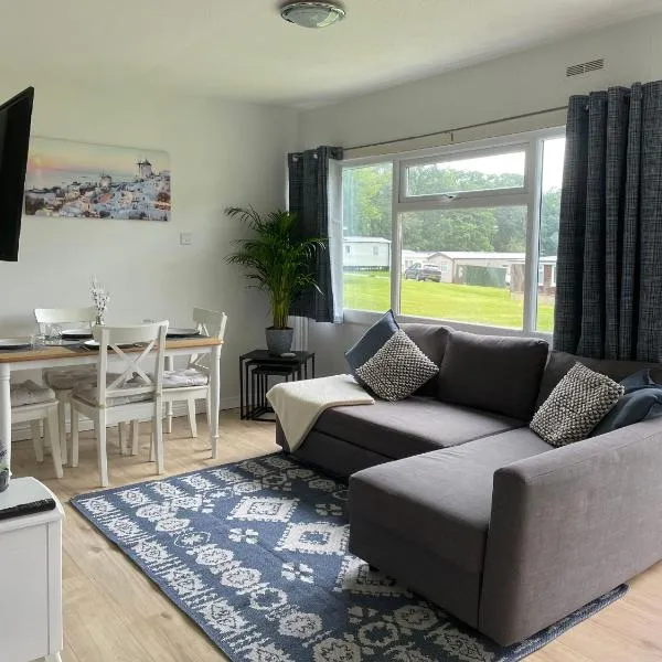 Cosy Cabin - Bideford Bay Holiday Park, hotell i Bideford