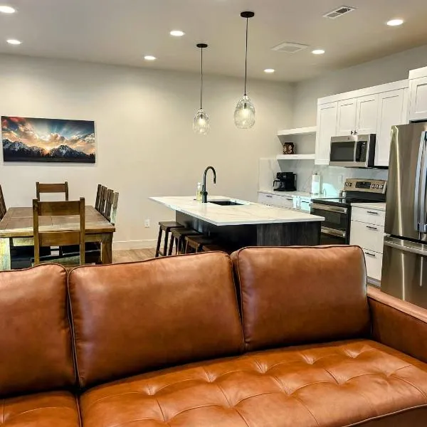 Peaks & Pines Modern Gem, 2 Kings, Bunks, Hot Tub, Walkable, Kid's Cove, hotel en Driggs