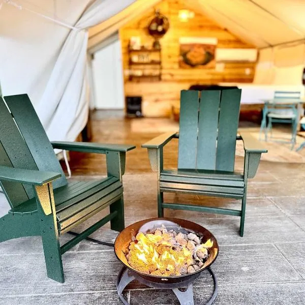 Glamping Tent #3 with Heat AC and Private Bath, hotel u gradu 'Orderville'